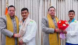 मुख्यमंत्री धामी से अंतरराष्ट्रीय स्तर पर उत्कृष्ट प्रदर्शन करने वाले बॉक्सर पवन बर्त्वाल ने भेंट की, पवन भारतीय सेना की गढ़वाल राइफल्स में कार्यरत हैं