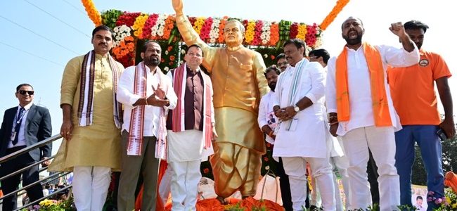 मुख्यमंत्री धामी ने आंध्रप्रदेश के अन्नामय्या जिले के मदनपल्ली में भारत रत्न, पूर्व प्रधानमंत्री अटल बिहारी वाजपेयी की प्रतिमा के अनावरण कार्यक्रम में प्रतिभाग किया