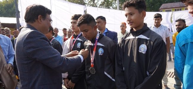 मुख्य सचिव का चम्पावत दौरा, खेल प्रतिभाओं को किया सम्मानित, बूम में किया वृक्षारोपण, व्यापक विकास कार्यों का स्थलीय निरीक्षण किया