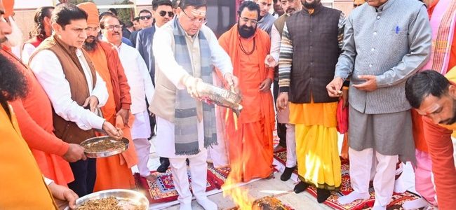 मुख्यमंत्री पुष्कर सिंह धामी ने दक्षेश्वर महादेव मंदिर में की पूजा-अर्चना, सिद्धपीठ हनुमानगढ़ी मंदिर के भी किए दर्शन, आगामी कुंभ मेले के सफल आयोजन की कामना की