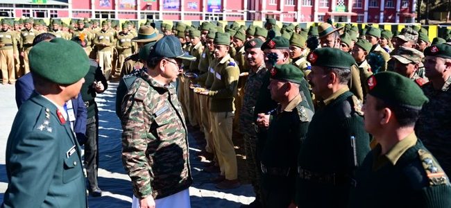 मुख्यमंत्री ने कुमाऊं रेजीमेंट केंद्र रानीखेत पहुंचकर सैनिकों एवं अग्निवीरों के साथ संवाद कर किया उत्साहवर्धन,  गतिविधियों का भी किया अवलोकन