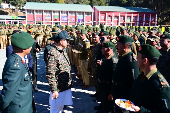 मुख्यमंत्री ने कुमाऊं रेजीमेंट केंद्र रानीखेत पहुंचकर सैनिकों एवं अग्निवीरों के साथ संवाद कर किया उत्साहवर्धन,  गतिविधियों का भी किया अवलोकन