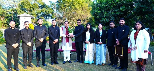 मुख्यमंत्री आवास में परिवीक्षाधीन पीसीएस अधिकारियों ने मुख्यमंत्री पुष्कर सिंह धामी से की भेंट, सीएम ने कहा प्रशासनिक सेवा नौकरी नहीं जनता की सेवा का ईश्वरीय कार्य