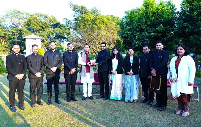 मुख्यमंत्री आवास में परिवीक्षाधीन पीसीएस अधिकारियों ने मुख्यमंत्री पुष्कर सिंह धामी से की भेंट, सीएम ने कहा प्रशासनिक सेवा नौकरी नहीं जनता की सेवा का ईश्वरीय कार्य