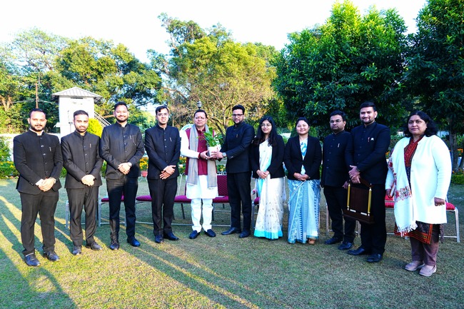 मुख्यमंत्री आवास में परिवीक्षाधीन पीसीएस अधिकारियों ने मुख्यमंत्री पुष्कर सिंह धामी से की भेंट, सीएम ने कहा प्रशासनिक सेवा नौकरी नहीं जनता की सेवा का ईश्वरीय कार्य