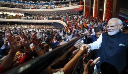 प्रधानमंत्री नरेन्द्र मोदी ने मस्कट में भारतीय समुदाय के एक विशाल जनसमूह को संबोधित किया, ओमान में भारतीय विद्यालयों के 700 से अधिक छात्र भी मौजूद रहे