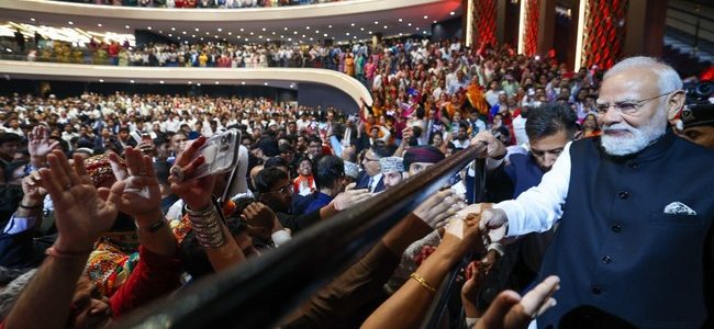 प्रधानमंत्री नरेन्द्र मोदी ने मस्कट में भारतीय समुदाय के एक विशाल जनसमूह को संबोधित किया, ओमान में भारतीय विद्यालयों के 700 से अधिक छात्र भी मौजूद रहे