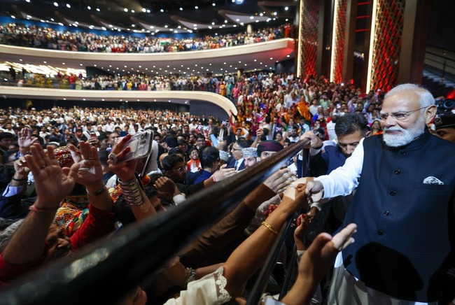 प्रधानमंत्री नरेन्द्र मोदी ने मस्कट में भारतीय समुदाय के एक विशाल जनसमूह को संबोधित किया, ओमान में भारतीय विद्यालयों के 700 से अधिक छात्र भी मौजूद रहे