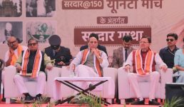 केंद्रीय रक्षा मंत्री राजनाथ सिंह के साथ मुख्यमंत्री पुष्कर सिंह धामी ने साधली, बडोदरा, गुजरात में सरदार@150 यूनिटी मार्च के अंतर्गत आयोजित सरदार गाथा कार्यक्रम में प्रतिभाग किया