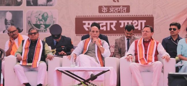 केंद्रीय रक्षा मंत्री राजनाथ सिंह के साथ मुख्यमंत्री पुष्कर सिंह धामी ने साधली, बडोदरा, गुजरात में सरदार@150 यूनिटी मार्च के अंतर्गत आयोजित सरदार गाथा कार्यक्रम में प्रतिभाग किया