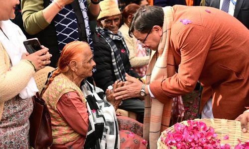 सीएम धामी ने मातृ-पितृ भक्ति दिवस कार्यक्रम में प्रतिभाग किया, कहा प्रधानमंत्री मोदी के मार्गदर्शन में राज्य सरकार वरिष्ठ नागरिकों के कल्याण और सशक्तिकरण के लिए भी कार्य कर रही है