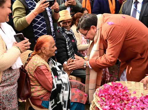 सीएम धामी ने मातृ-पितृ भक्ति दिवस कार्यक्रम में प्रतिभाग किया, कहा प्रधानमंत्री मोदी के मार्गदर्शन में राज्य सरकार वरिष्ठ नागरिकों के कल्याण और सशक्तिकरण के लिए भी कार्य कर रही है