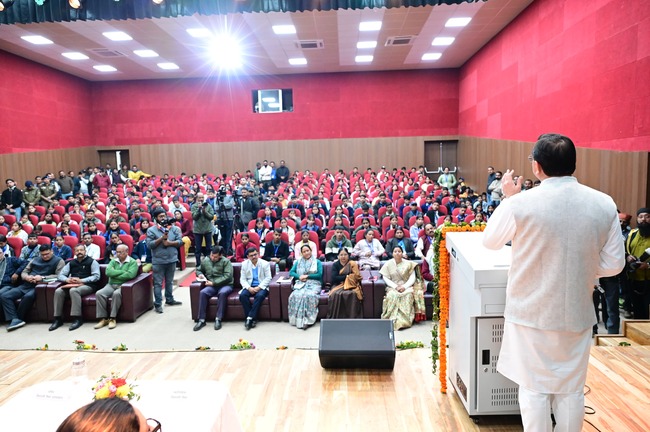 मुख्यमंत्री धामी ने टॉपर छात्र-छात्राओं के दल को  ‘भारत दर्शन शैक्षिक भ्रमण’ पर रवाना किया, कहा सर्वश्रेष्ठ डायरी लिखने वाले प्रत्येक जनपद के दो-दो मेधावियों को किया जाएगा पुरस्कृत