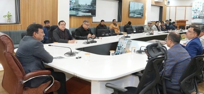 Uttarakhand मुख्य सचिव ने जिलाधिकारियों के साथ की महत्वपूर्ण बैठक, जनपद स्तर पर पुराने समय से लंबित प्रकरणों का निस्तारण किया गया