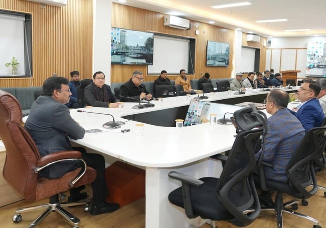 Uttarakhand मुख्य सचिव ने जिलाधिकारियों के साथ की महत्वपूर्ण बैठक, जनपद स्तर पर पुराने समय से लंबित प्रकरणों का निस्तारण किया गया