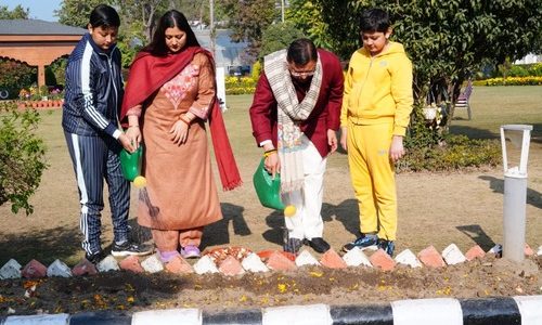 मुख्यमंत्री आवास परिसर के उद्यान में 17 प्रजातियों के चार हजार ट्यूलिप उगाने की मुहिम का शुभारंभ, मुख्यमंत्री ने सपरिवार ट्यूलिप के बल्ब रोपे