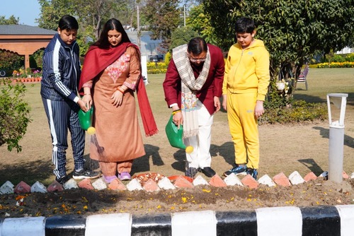 मुख्यमंत्री आवास परिसर के उद्यान में 17 प्रजातियों के चार हजार ट्यूलिप उगाने की मुहिम का शुभारंभ, मुख्यमंत्री ने सपरिवार ट्यूलिप के बल्ब रोपे