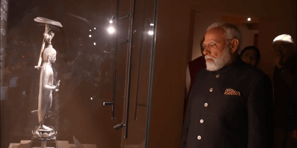 प्रधानमंत्री मोदी ने नई दिल्ली के राय पिथौरा सांस्कृतिक परिसर में भगवान बुद्ध से संबंधित पिपरहवा के पवित्र अवशेषों की भव्य अंतरराष्ट्रीय प्रदर्शनी का उद्घाटन किया