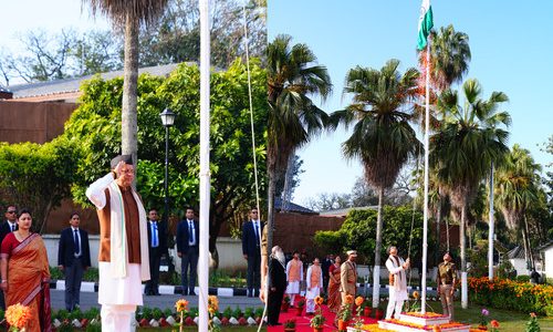 मुख्यमंत्री धामी ने 77वें  गणतंत्र दिवस के अवसर पर मुख्यमंत्री आवास में राष्ट्रीय ध्वज फहराया, सभी को संविधान की उद्देशिका की शपथ भी दिलाई