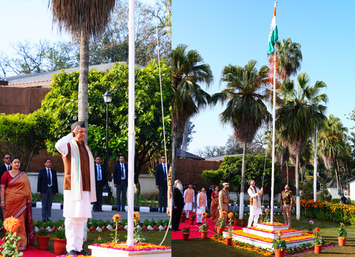 मुख्यमंत्री धामी ने 77वें  गणतंत्र दिवस के अवसर पर मुख्यमंत्री आवास में राष्ट्रीय ध्वज फहराया, सभी को संविधान की उद्देशिका की शपथ भी दिलाई