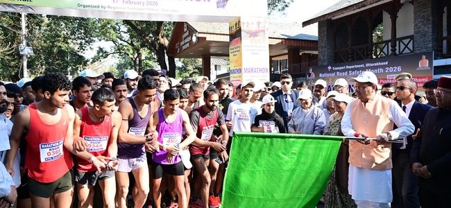 मुख्यमंत्री धामी ने देहरादून से सड़क सुरक्षा जागरूकता एवं पर्यावरण संरक्षण के उद्देश्य से आयोजित 5 किलोमीटर दौड़ का फ्लैग ऑफ किया