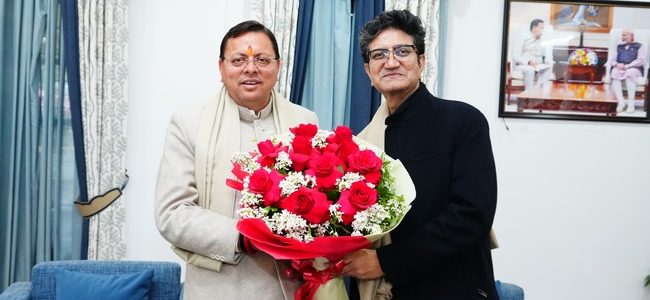 मुख्यमंत्री पुष्कर सिंह धामी से केंद्रीय फिल्म प्रमाणन बोर्ड (सीबीएफसी) के अध्यक्ष, प्रख्यात लेखक, कवि एवं गीतकार प्रसून जोशी ने शिष्टाचार भेंट की