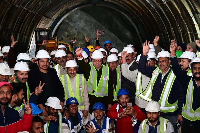 मुख्यमंत्री धामी ने जमरानी बहुउद्देशीय बांध परियोजना के अंतर्गत चल रहे निर्माण कार्यों का किया स्थलीय निरीक्षण