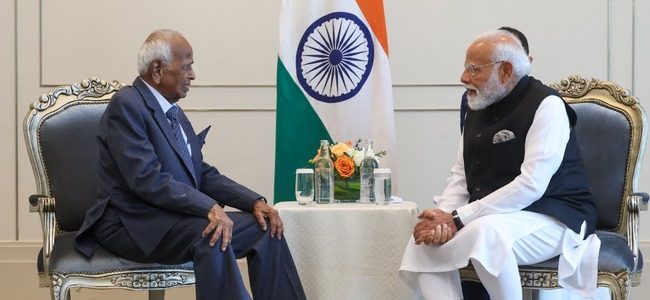 प्रधानमंत्री मोदी ने मलेशिया में भारतीय मूल के मंत्री, सीनेटर, सांसद और आजाद हिंद फौज (इंडियन नेशनल आर्मी-आईएनए) के वेटरन  से मुलाकात की, मलेशिया के उद्योगपतियों से भी बातचीत की