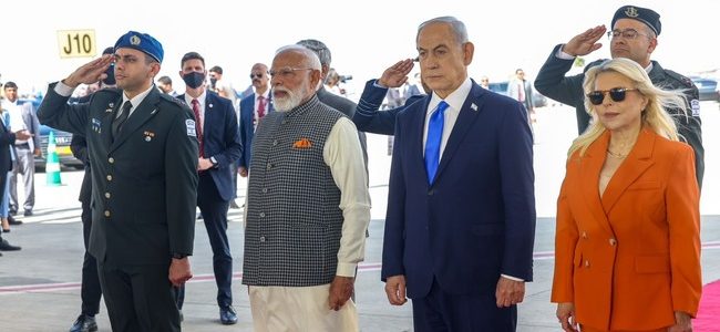 पीएम मोदी पहुंचे इज़रायल, हवाई अड्डे पर नेतन्याहू और उनकी पत्नी ने किया स्वागत