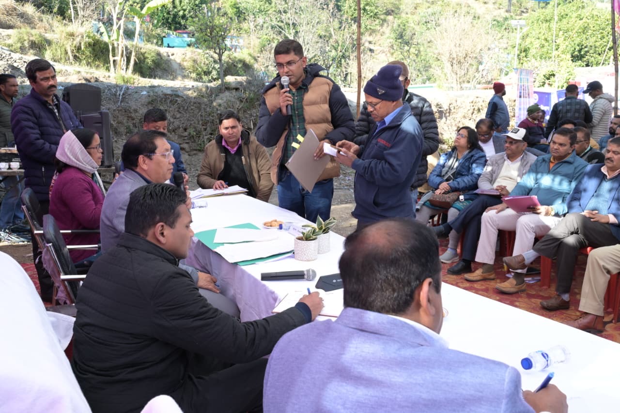 मुख्यमंत्री पुष्कर सिंह धामी के दिशा-निर्देशों में प्रभारी सचिव डॉ. आर. राजेश कुमार का रुद्रप्रयाग जनपद दौरा, कमेड़ा में लगा “जन-जन की सरकार, जन-जन के द्वार” बहुउद्देशीय शिविर