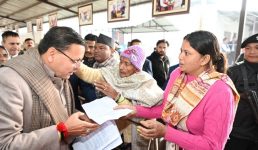 मुख्यमंत्री पुष्कर सिंह धामी ने अपने खटीमा भ्रमण के दूसरे दिन रविवार को कैंप कार्यालय  लोहियाहेड व हेलीपेड में जनप्रतिनिधियों व जनता  से मुलाकात कर जनसमस्याएं सुनी