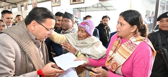 मुख्यमंत्री पुष्कर सिंह धामी ने अपने खटीमा भ्रमण के दूसरे दिन रविवार को कैंप कार्यालय  लोहियाहेड व हेलीपेड में जनप्रतिनिधियों व जनता  से मुलाकात कर जनसमस्याएं सुनी