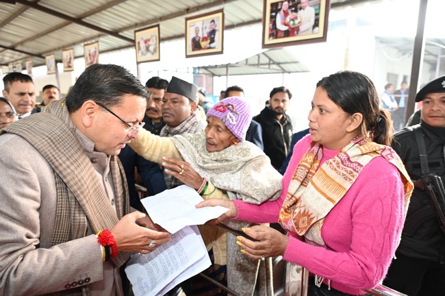 मुख्यमंत्री पुष्कर सिंह धामी ने अपने खटीमा भ्रमण के दूसरे दिन रविवार को कैंप कार्यालय  लोहियाहेड व हेलीपेड में जनप्रतिनिधियों व जनता  से मुलाकात कर जनसमस्याएं सुनी