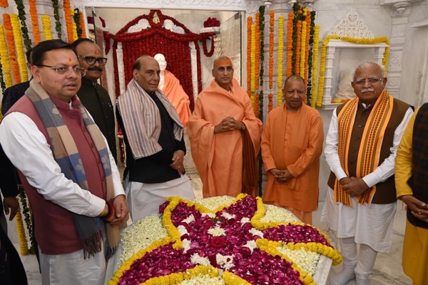 हरिद्वार में एक मंच पर आए राजनाथ सिंह, योगी आदित्यनाथ, धामी, मनोहर लाल खट्टर और बृजेश पाठक, पढ़िए पूरी खबर