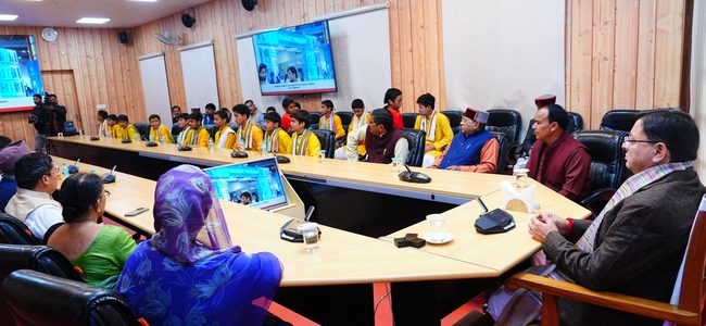 CM धामी ने जनप्रतिनिधियों और संस्कृति स्कूल के बच्चों के साथ PM मोदी का ‘मन की बात’ कार्यक्रम देखा, प्रदेशवासियों से AI, स्वास्थ्य जागरूकता एवं डिजिटल सुरक्षा जैसे क्षेत्रों में सक्रिय भूमिका निभाने का आह्वान किया