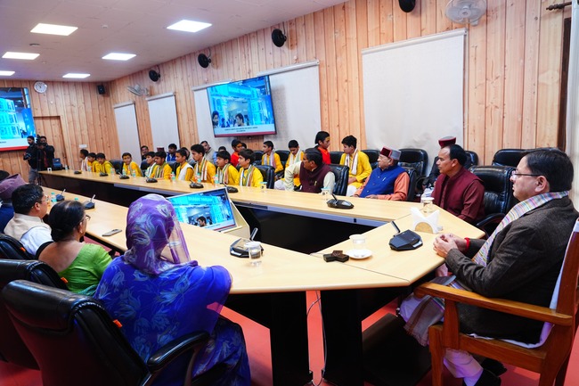 CM धामी ने जनप्रतिनिधियों और संस्कृति स्कूल के बच्चों के साथ PM मोदी का ‘मन की बात’ कार्यक्रम देखा, प्रदेशवासियों से AI, स्वास्थ्य जागरूकता एवं डिजिटल सुरक्षा जैसे क्षेत्रों में सक्रिय भूमिका निभाने का आह्वान किया