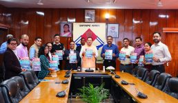 मुख्यमंत्री धामी ने उत्तराखण्ड सचिवालय बैडमिंटन क्लब द्वारा प्रकाशित स्मारिका ‘प्रयास बेहतर कल के लिए’ का  विमोचन किया