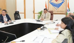 उत्तराखण्ड में एलपीजी को लेकर मुख्य सचिव ने ली सभी ज़िलाधिकारियों की बैठक, गैस के विकल्प के रूप में पिरुल ब्रिकेट को बढ़ावा देने को कहा