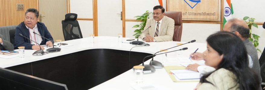 उत्तराखण्ड में एलपीजी को लेकर मुख्य सचिव ने ली सभी ज़िलाधिकारियों की बैठक, गैस के विकल्प के रूप में पिरुल ब्रिकेट को बढ़ावा देने को कहा