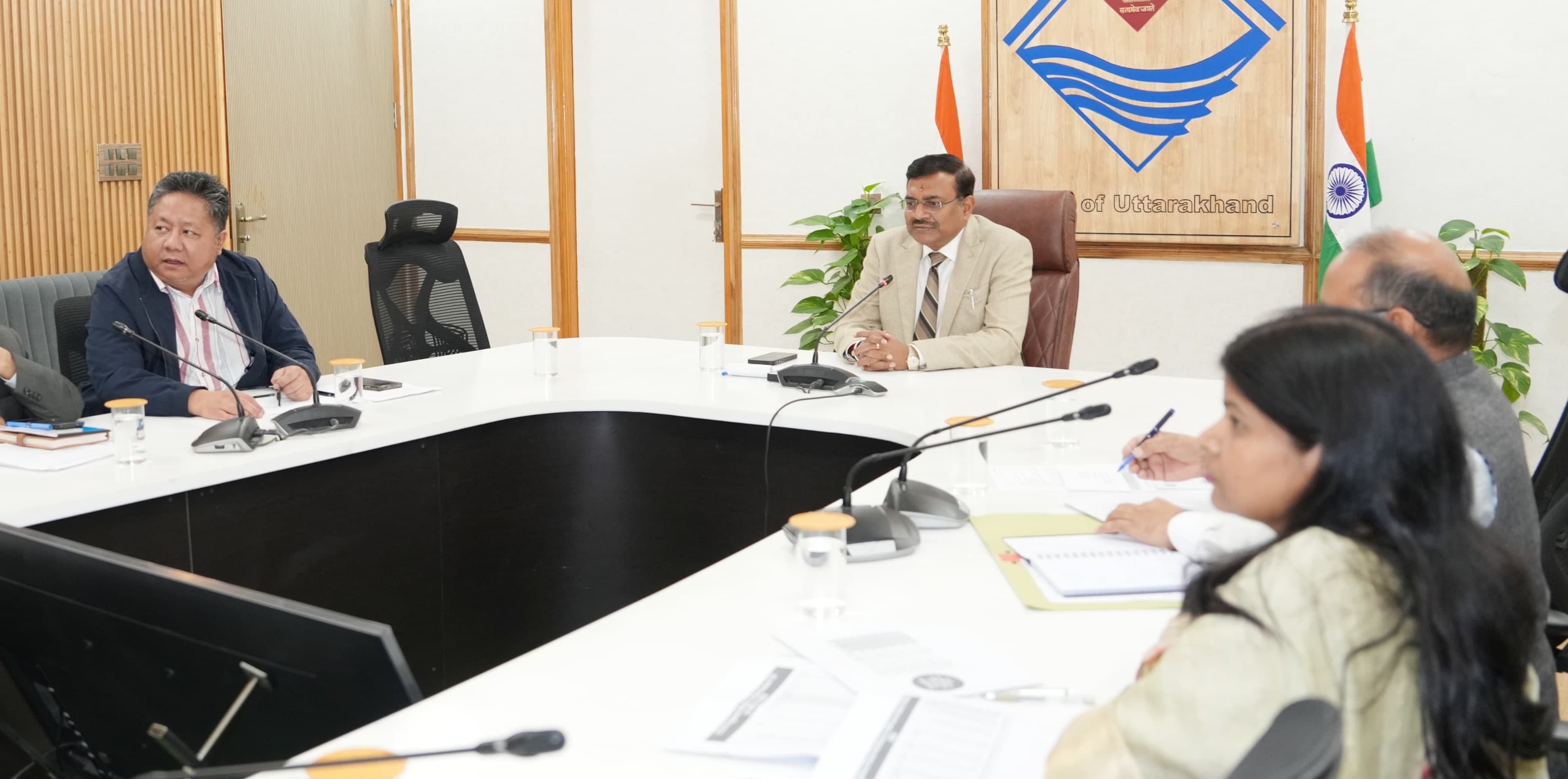 उत्तराखण्ड में एलपीजी को लेकर मुख्य सचिव ने ली सभी ज़िलाधिकारियों की बैठक, गैस के विकल्प के रूप में पिरुल ब्रिकेट को बढ़ावा देने को कहा