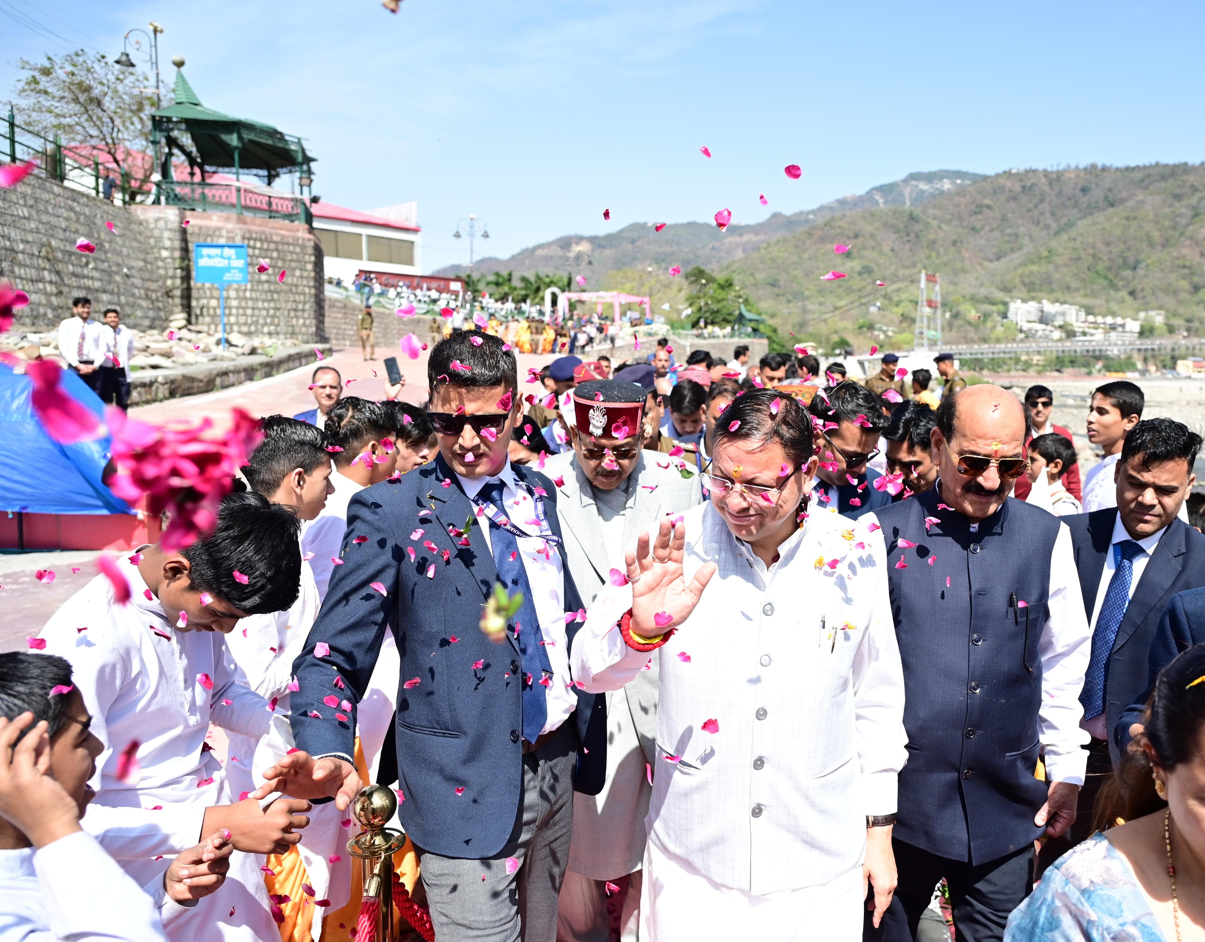 मुख्यमंत्री ने अन्तराष्ट्रीय योग महोत्सव का किया शुभारम्भ, आज विश्व के 180 से अधिक देशों में मनाया जा रहा योग दिवस