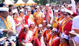 Uttarakhand लोक गीतों की धुनों के बीच सीएम आवास में निखरे होली के रंग, होली मिलन कार्यक्रम में जुटे गढ़वाल-कुमाऊं से लेकर जौनसार तक के कलाकार