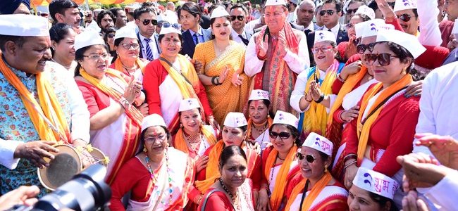 Uttarakhand लोक गीतों की धुनों के बीच सीएम आवास में निखरे होली के रंग, होली मिलन कार्यक्रम में जुटे गढ़वाल-कुमाऊं से लेकर जौनसार तक के कलाकार