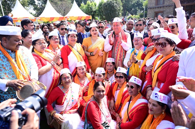 Uttarakhand लोक गीतों की धुनों के बीच सीएम आवास में निखरे होली के रंग, होली मिलन कार्यक्रम में जुटे गढ़वाल-कुमाऊं से लेकर जौनसार तक के कलाकार