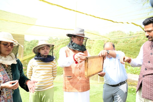 मुख्यमंत्री आवास परिसर में मंगलवार को शहद निष्कासन कार्य किया गया, पहले चरण में 60 किलोग्राम शहद निकाला गया