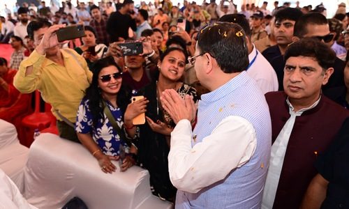 मुख्यमंत्री ने ऋषिकेश से चार धाम जाने वाली बसों को हरी झंडी दिखाकर किया रवाना, निशुल्क स्वास्थ्य शिविर का भी किया स्थलीय निरीक्षण