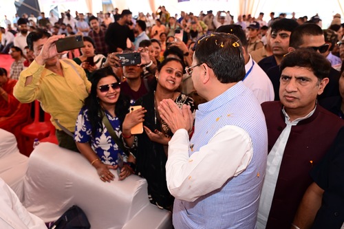 मुख्यमंत्री ने ऋषिकेश से चार धाम जाने वाली बसों को हरी झंडी दिखाकर किया रवाना, निशुल्क स्वास्थ्य शिविर का भी किया स्थलीय निरीक्षण