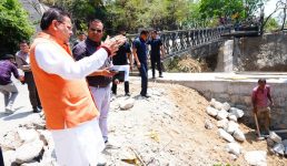 मुख्यमंत्री धामी ने मसूरी रोड स्थित शिव मंदिर के निर्माणाधीन पुल का स्थलीय निरीक्षण किया, अधिकारियों को दिए जरूरी निर्देश