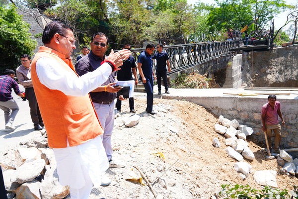 मुख्यमंत्री धामी ने मसूरी रोड स्थित शिव मंदिर के निर्माणाधीन पुल का स्थलीय निरीक्षण किया, अधिकारियों को दिए जरूरी निर्देश