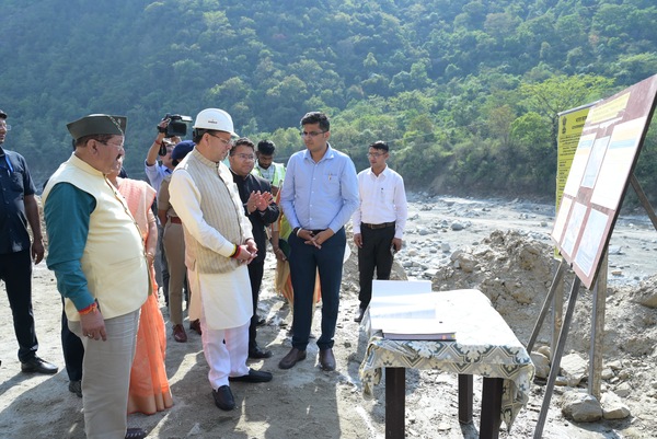 चारधाम यात्रा के मद्देनजर ग्राउंड जीरो पर उतरे मुख्यमंत्री, रुद्रप्रयाग से गुप्तकाशी तक सड़क मार्ग से किया यात्रा मार्ग का निरीक्षण